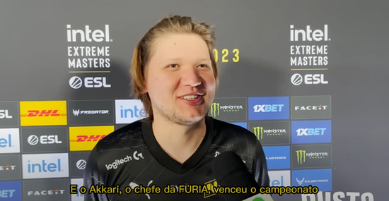 为球迷们展 为球迷们展